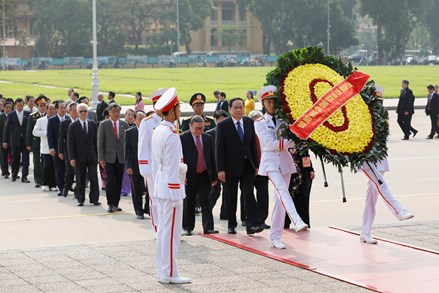 Đoàn đại biểu dự Đại hội đại biểu toàn quốc Mặt trận Tổ quốc Việt Nam vào Lăng viếng Chủ tịch Hồ Chí Minh và dâng hương tưởng niệm các Anh hùng, Liệt sỹ